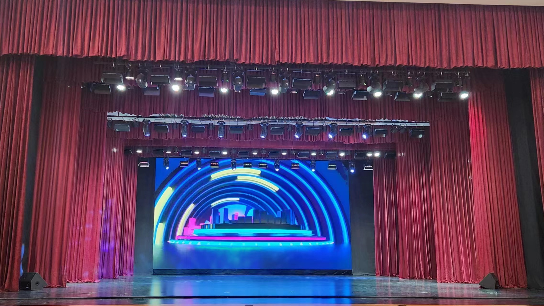 蒙古國(guó) 肯特會(huì)議中心劇院 舞臺(tái)機(jī)械、燈光、音響、LED屏項(xiàng)目已順利交付使用